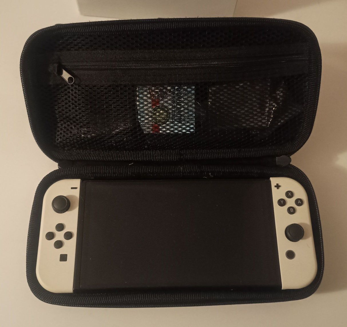 Nintendo Switch - stan idealny, Etui, 2 gry w komplecie