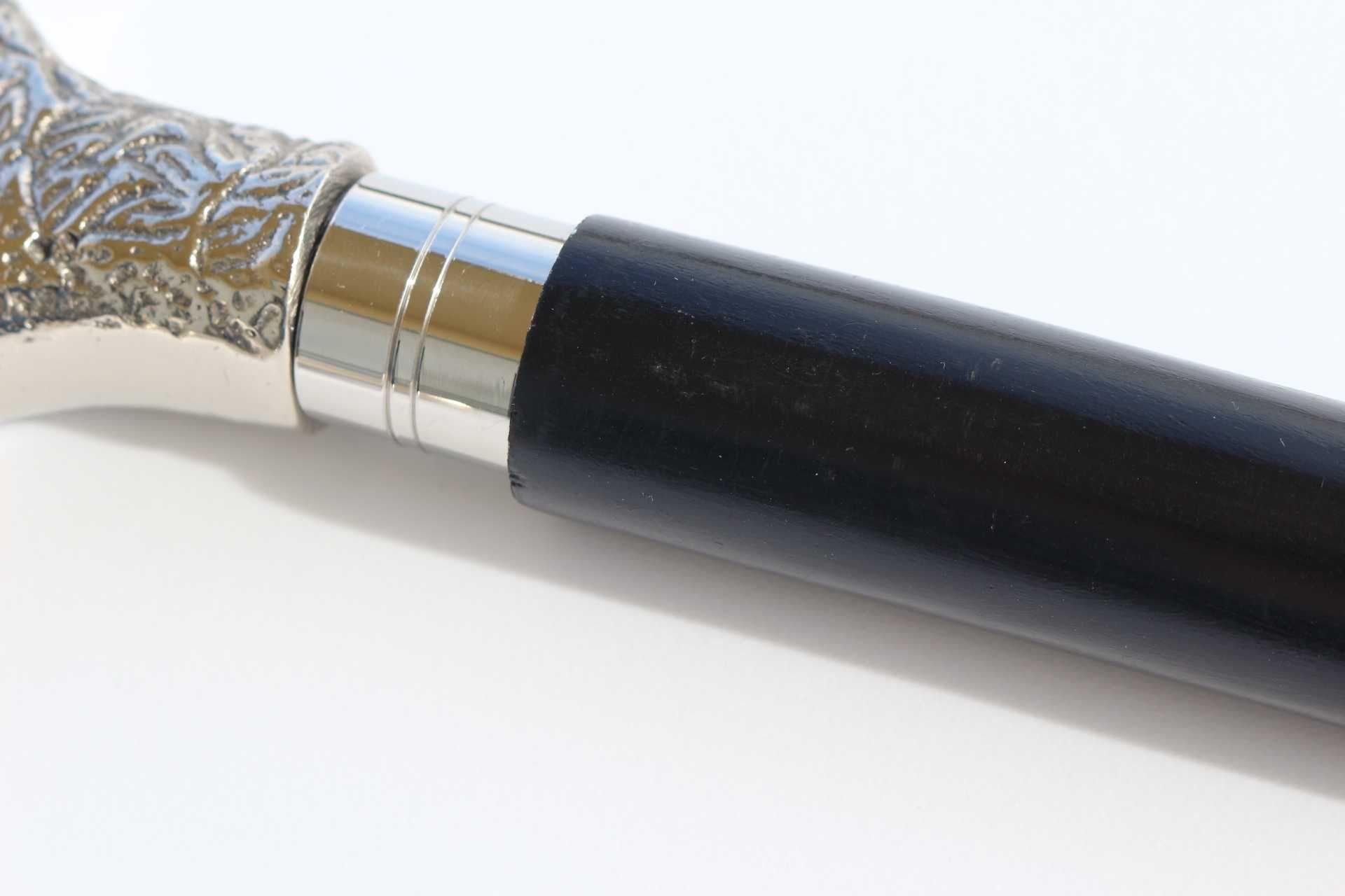 Elegante Bengala de madeira com castão em Metal Prateado
