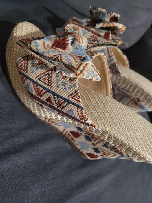 Buty 36 na koturnie z kokardą na lato kolorowe boho