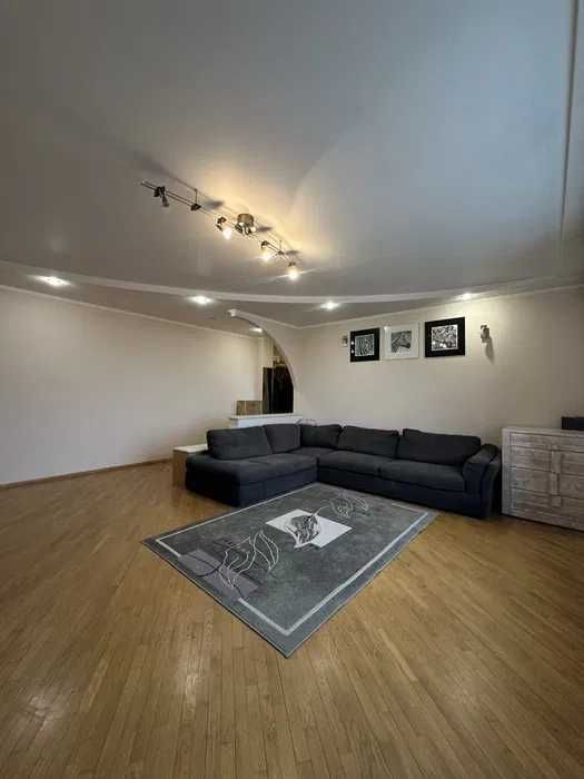 Продам  3к квартиру, м.Защитников Украины,Героев Харькова,89(код87530)
