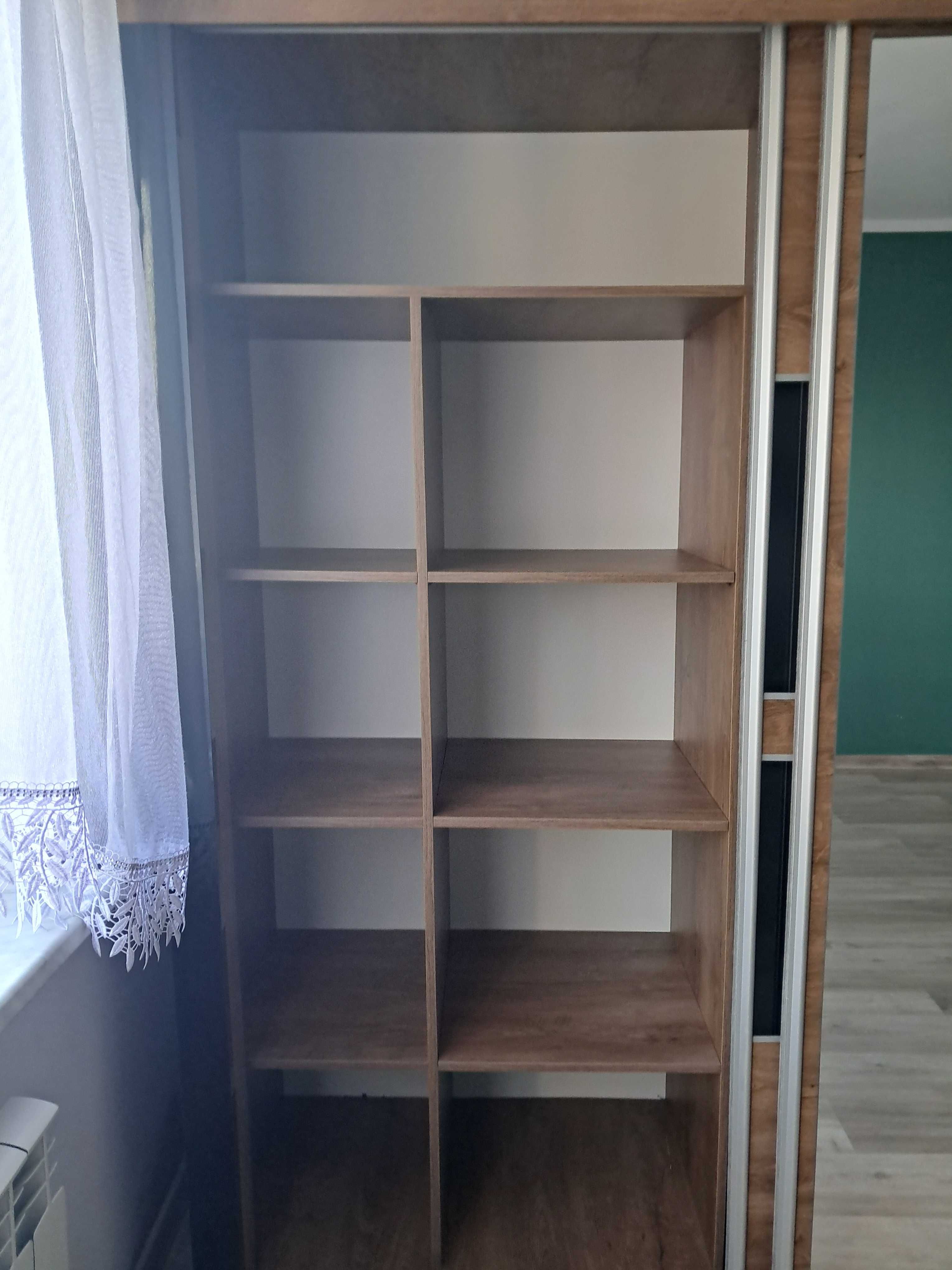 Szafa z lustrem.