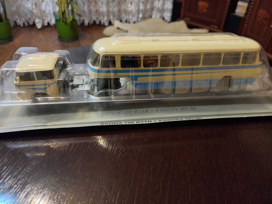 Model samochodu Skoda 706RTTN + Karosa NO 80 w skali 1:43