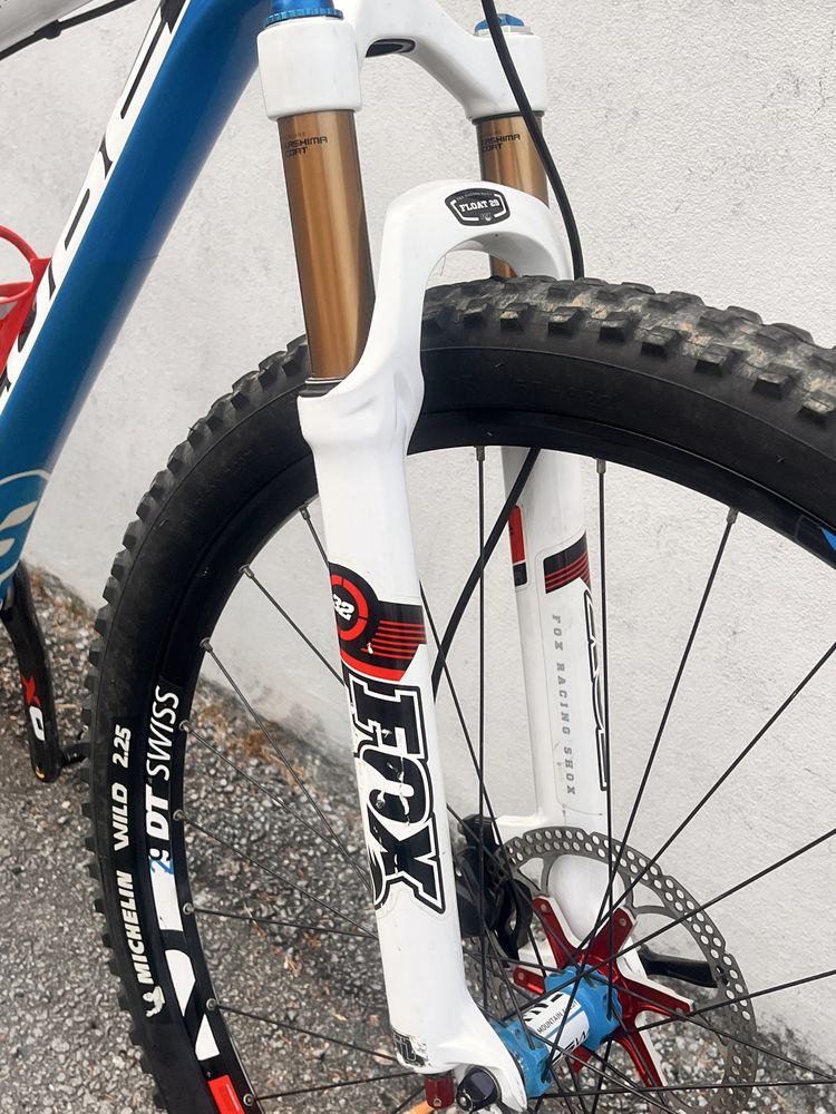 Cube 29 carbono com Fox Kashima