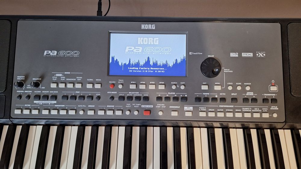 Korg pa600  2500 zl