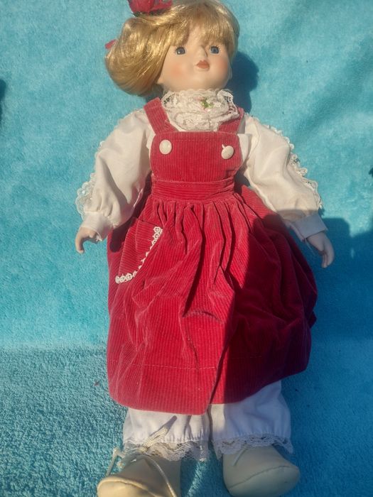 Porcelanowa laleczka śliczna.Polecam serdecznie.