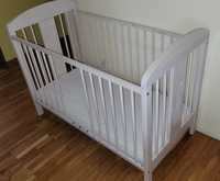 Kompletne łóżeczko dla niemowlaka oraz komoda z przewijakiem