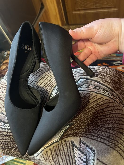 Асиметричні туфлі на каблуку Zara