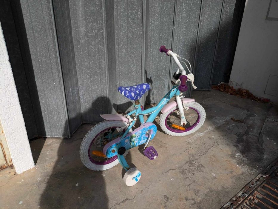 Bicicleta de criança.  Da princesa  frozan Menina