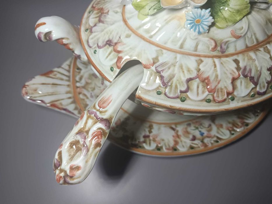 Terrina Antiga em Faiança – Decoração Floral e Relevos