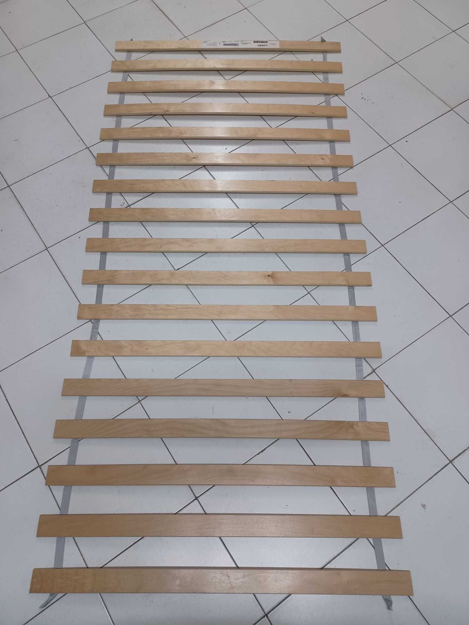 Estrado de ripas ikea.