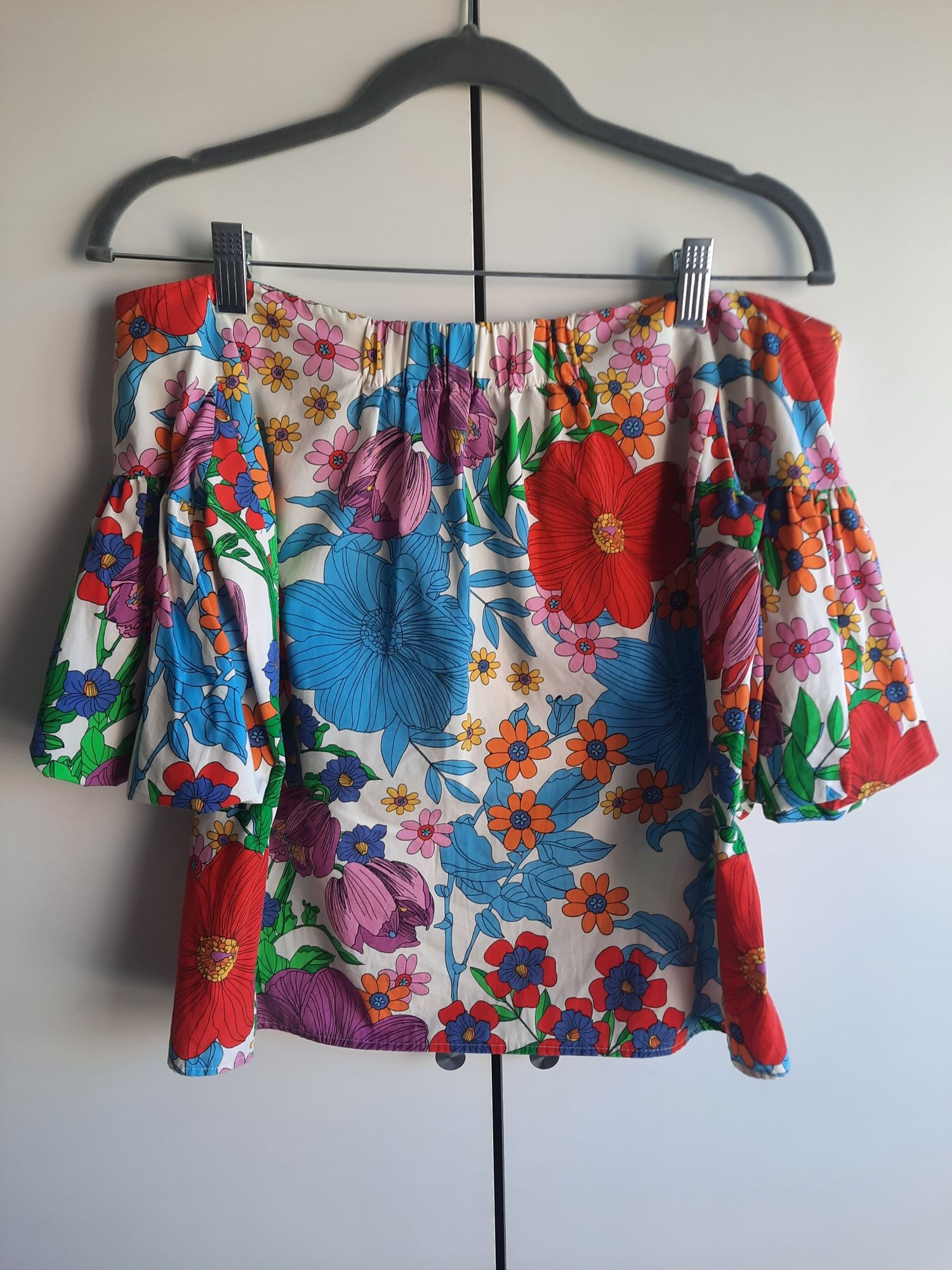 Top colorido sem ombros da H&M
