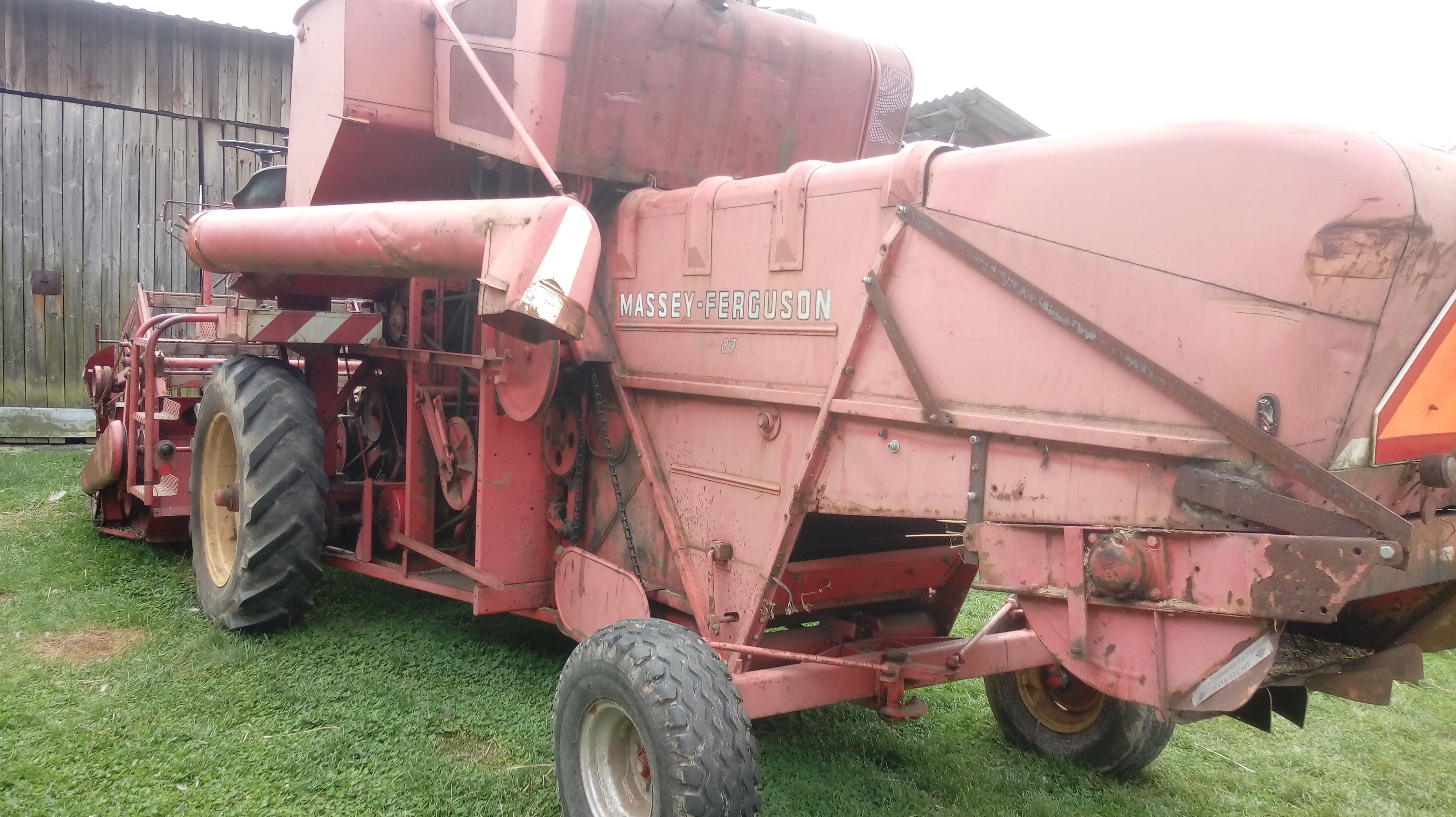Kombajn Massey Ferguson z sieczkarnią