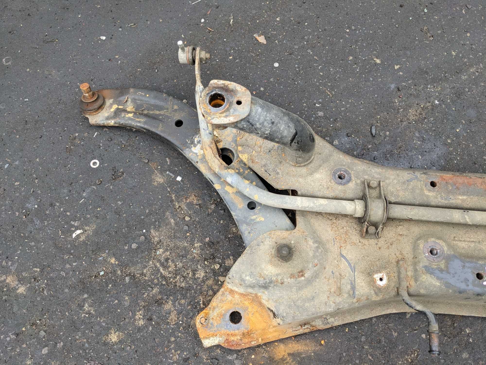 Suzuki Swift IV HB 1.3 16V Sanki Belka Przód Przednie Trawers Kołyska