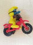 Boneco figura  Smurf na sua bicicleta. Veja os meus outros anúncios. V