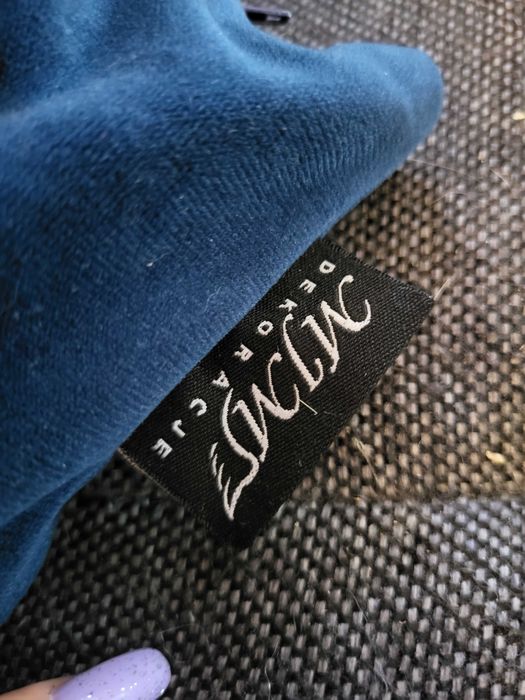 4 poduszki z granatowymi poszewkami welur, kwadratowe, jaśki