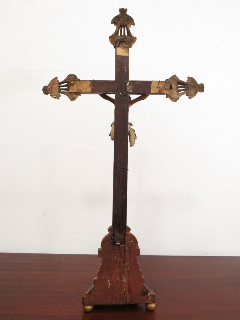 Cristo na Cruz em madeira policromada.