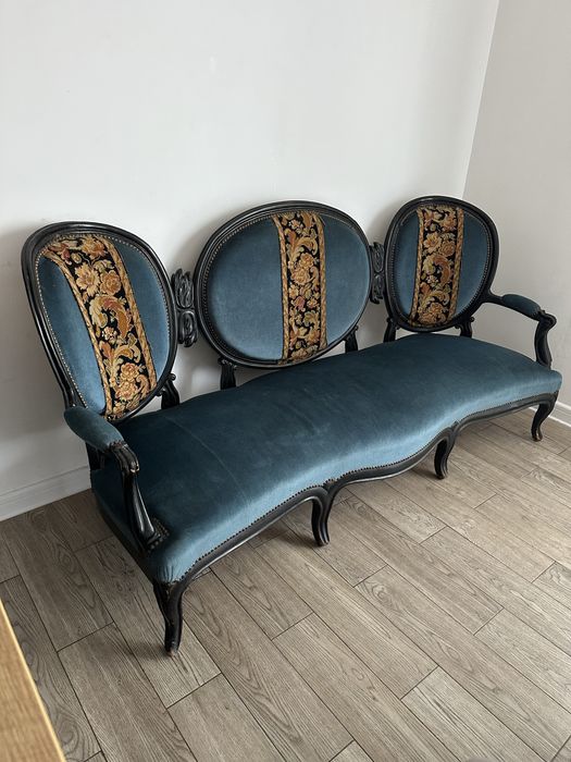 Antyczna sofa w stylu ludwikowskim – trzyosobowa