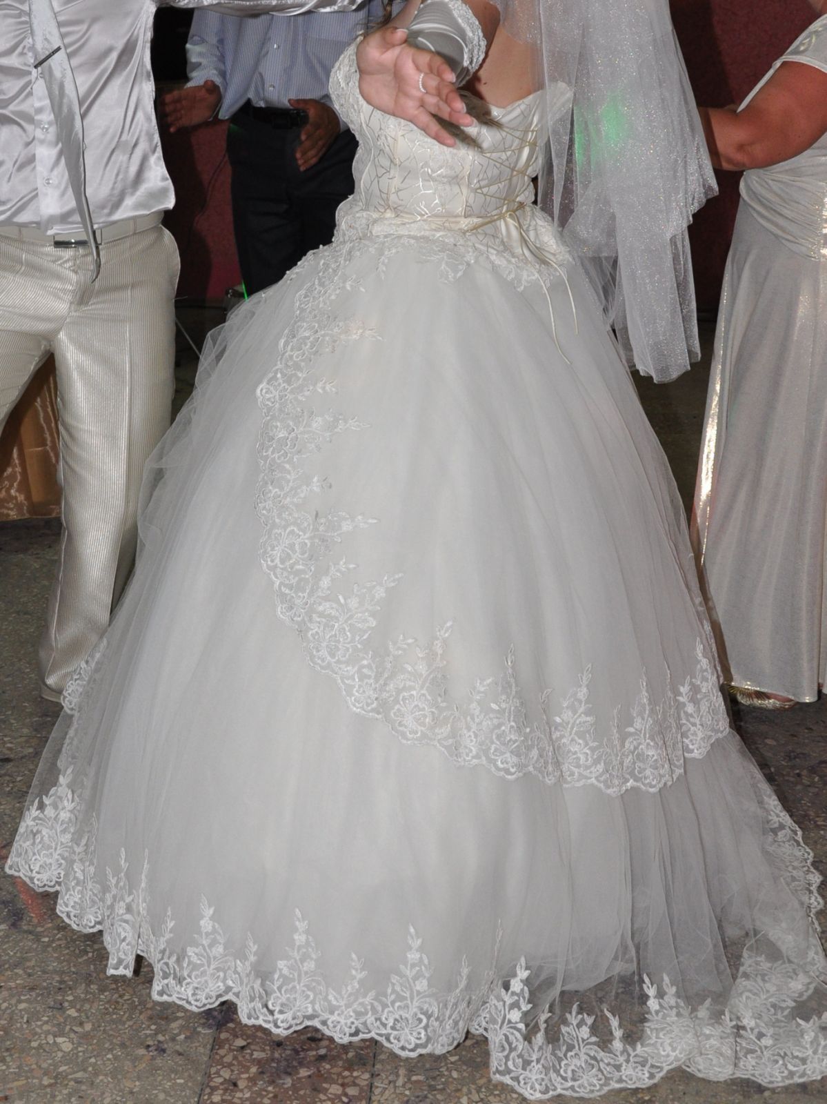 Весільна сукня колір айворі, розмір 48