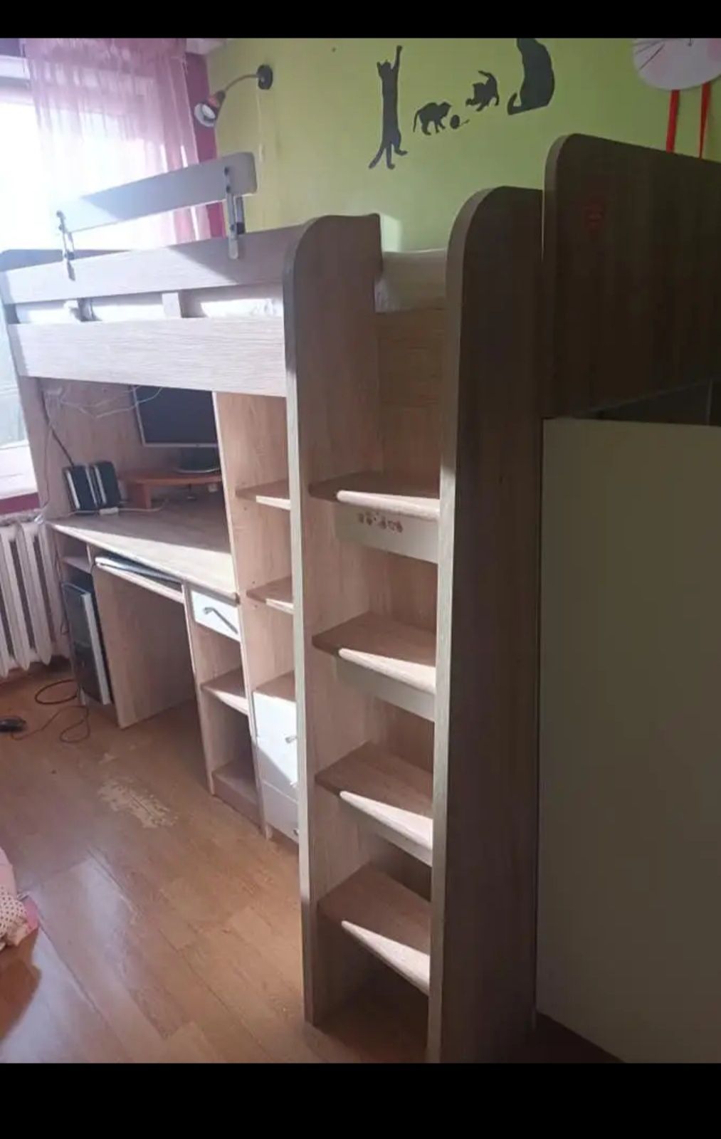 Łóżko piętrowe z szafą i biurkiem