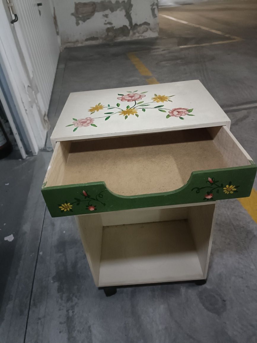 Móvel de apoio pintado à mão