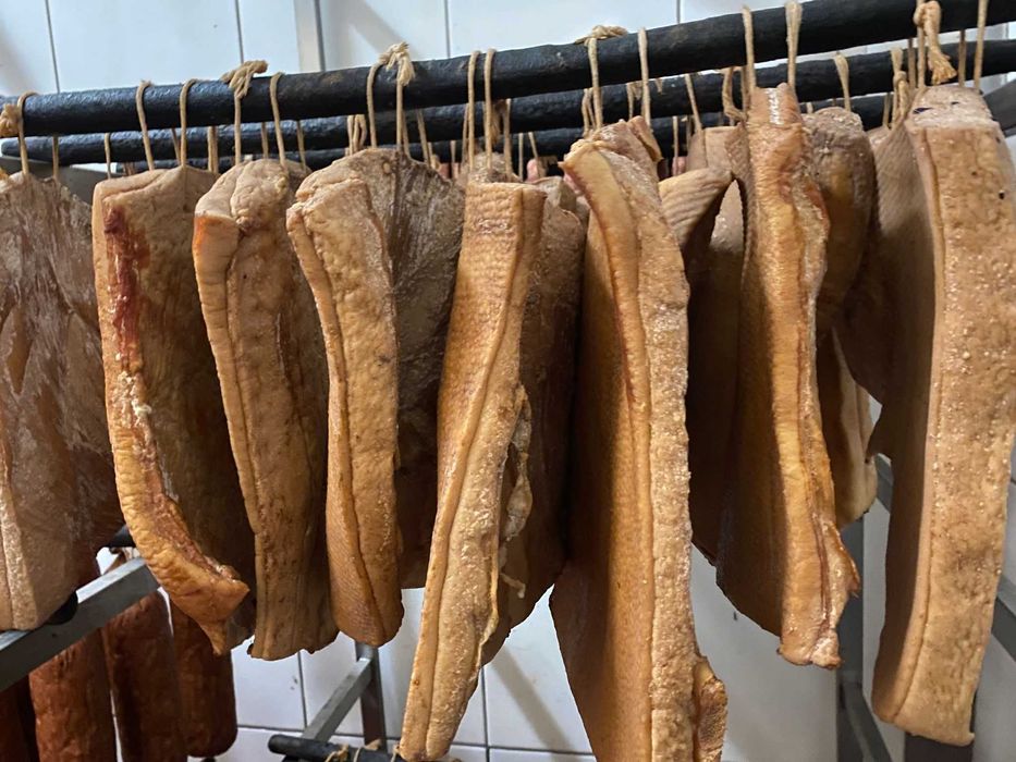 Tradycyjne Domowe Wędliny – Wędzone szynki kiełbasy