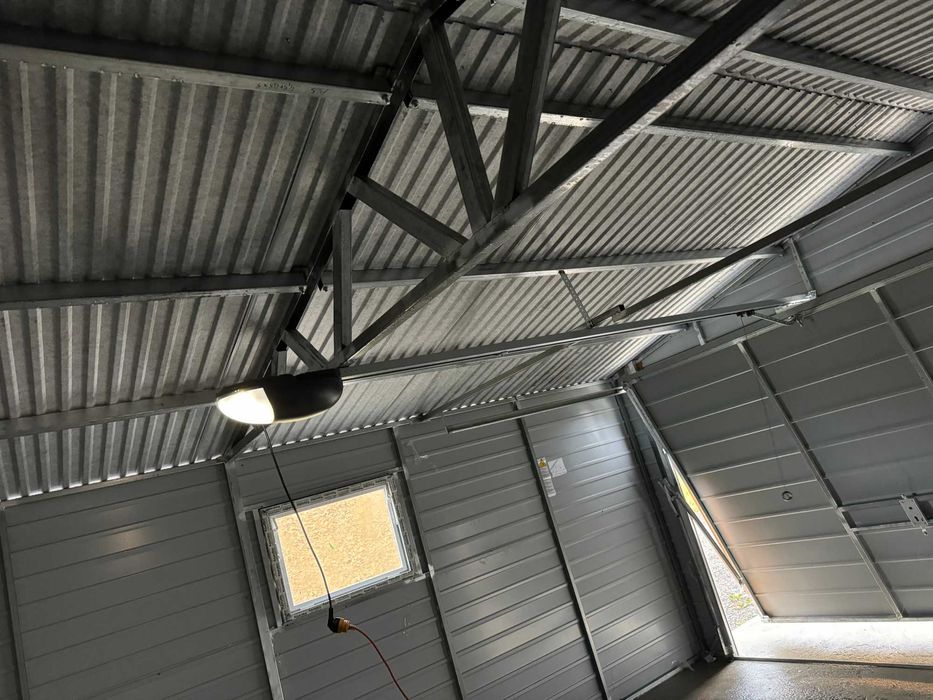 Garaż blaszany dwuspadowy 6x5.8m, złoty dąb + grafit, automat do bramy