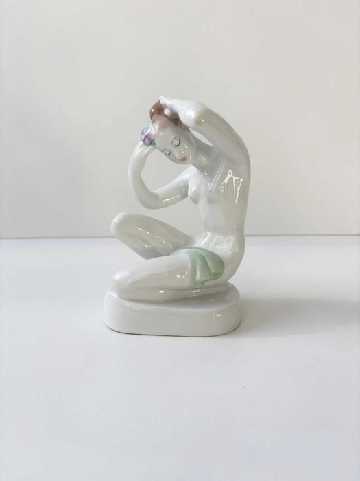 Porcelanowa figurka. Dziewczyna z kwiatem - Budapest AQUINCUM.
