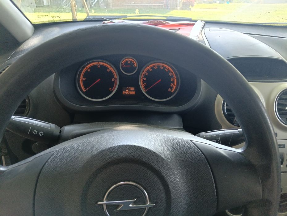 Opel corsa -uszkodzona