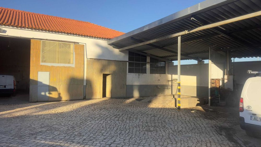 Arrenda-se oficina/ armazém