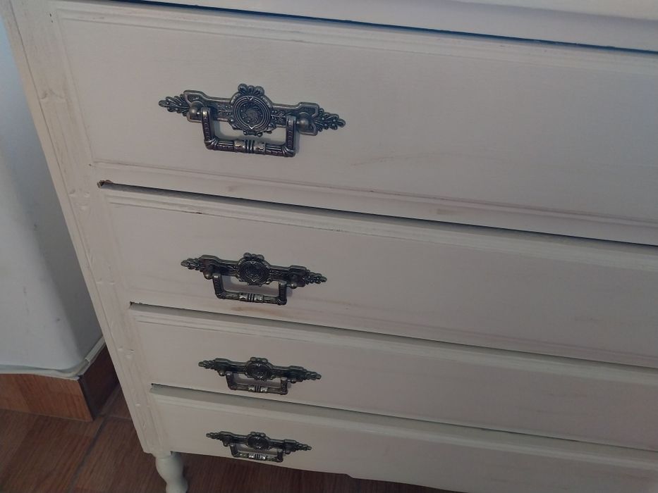 Cómoda  pintada de branco sujo,   com 4 gavetas.