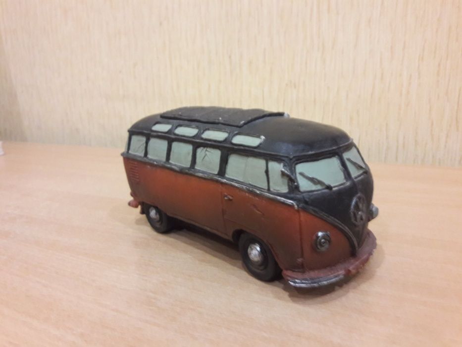 Микроавтобус Volkswagenна на полку,на стол.