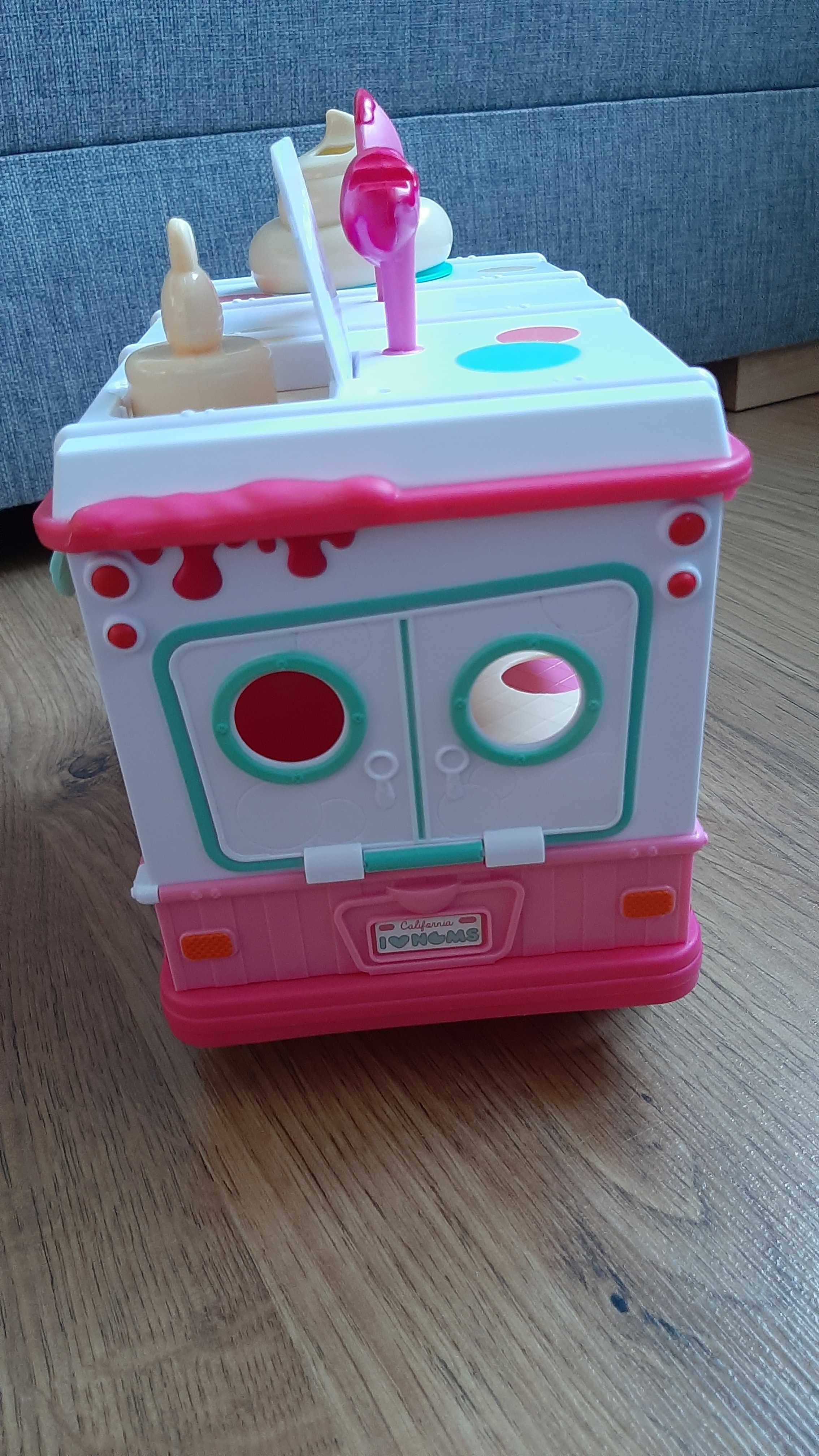 Num Noms ciężarówka pojazd samochód do produkcji błyszczyków.