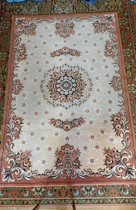 Ковер натуральный, приятной расцветки, в хорошем состоянии.