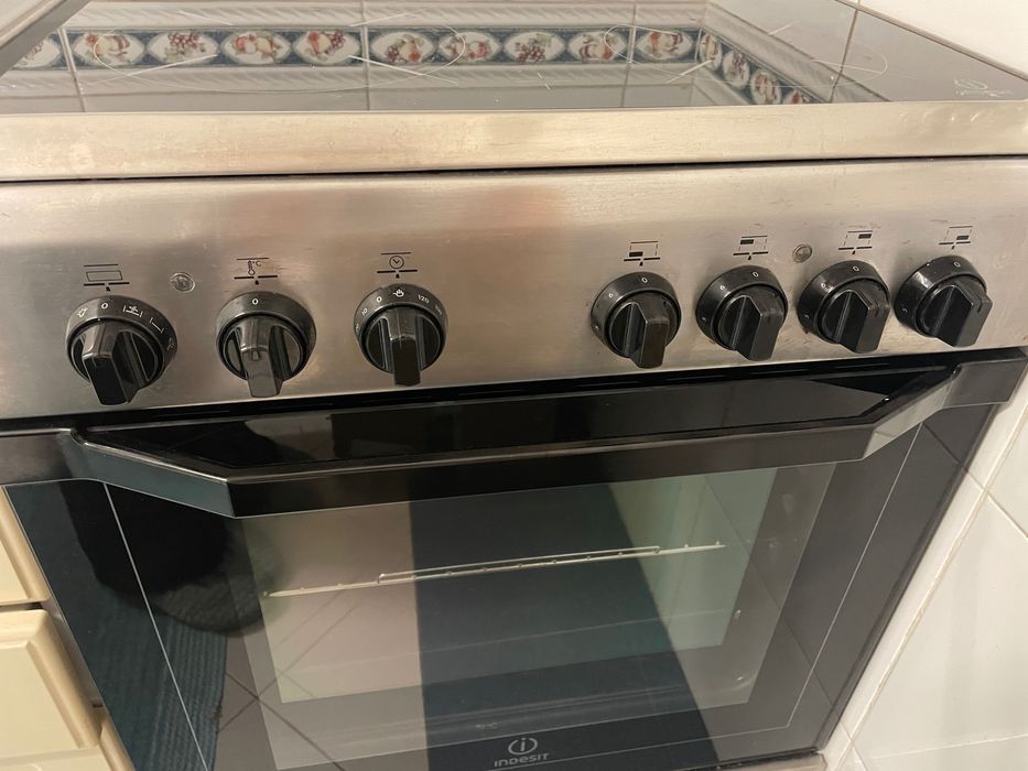 Fogão com placa e forno em excelente estado