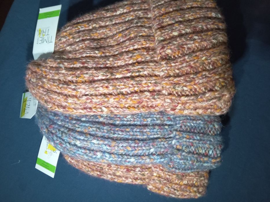 Шапки по 50 грн шт .