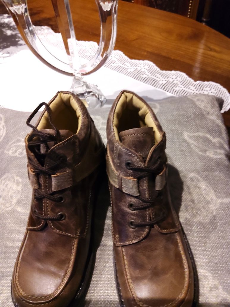 Botas de menino nr 30 novas em pele acolchoado por dentro