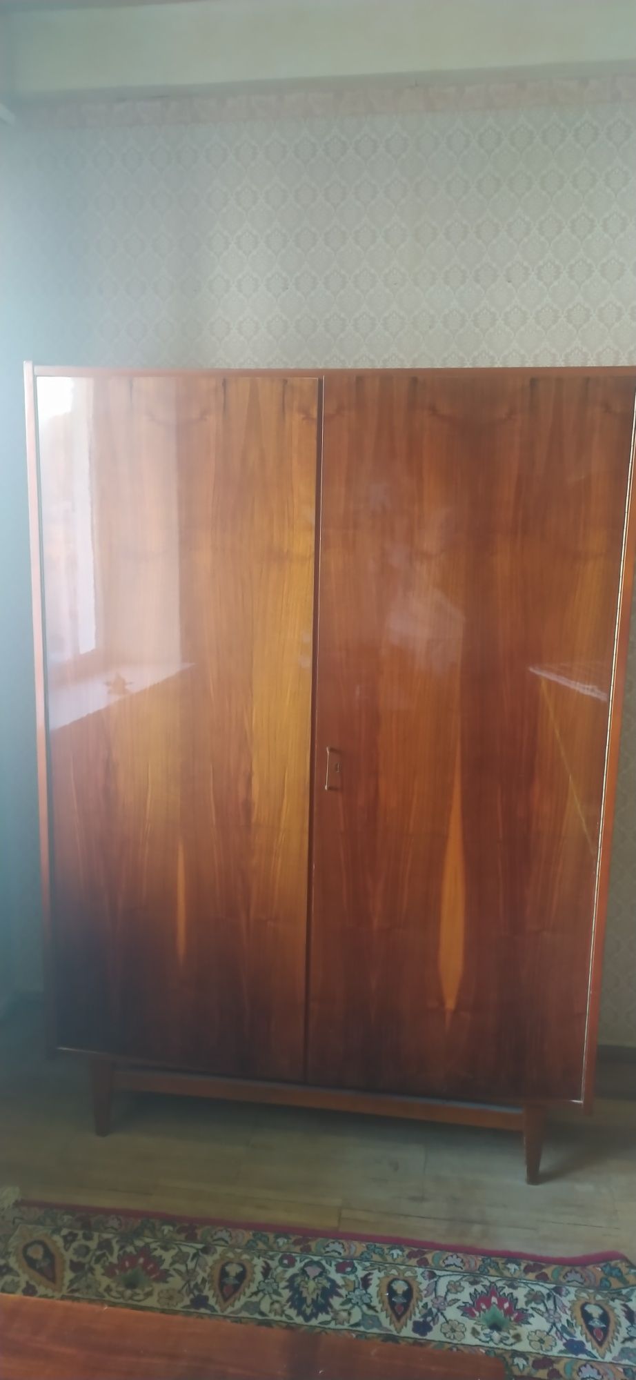 Шкаф деревянный лаковый