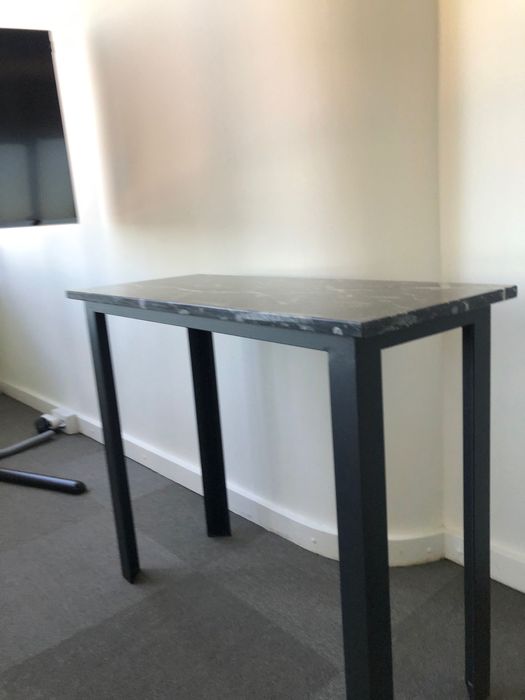 Mesa em pedra e aço cinzento antracite