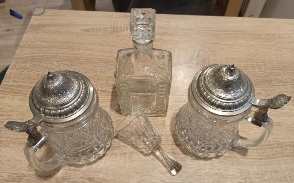 Karafka, kufle, dzwonek kryształ