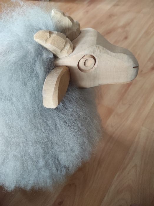 Szary stołek koziołek