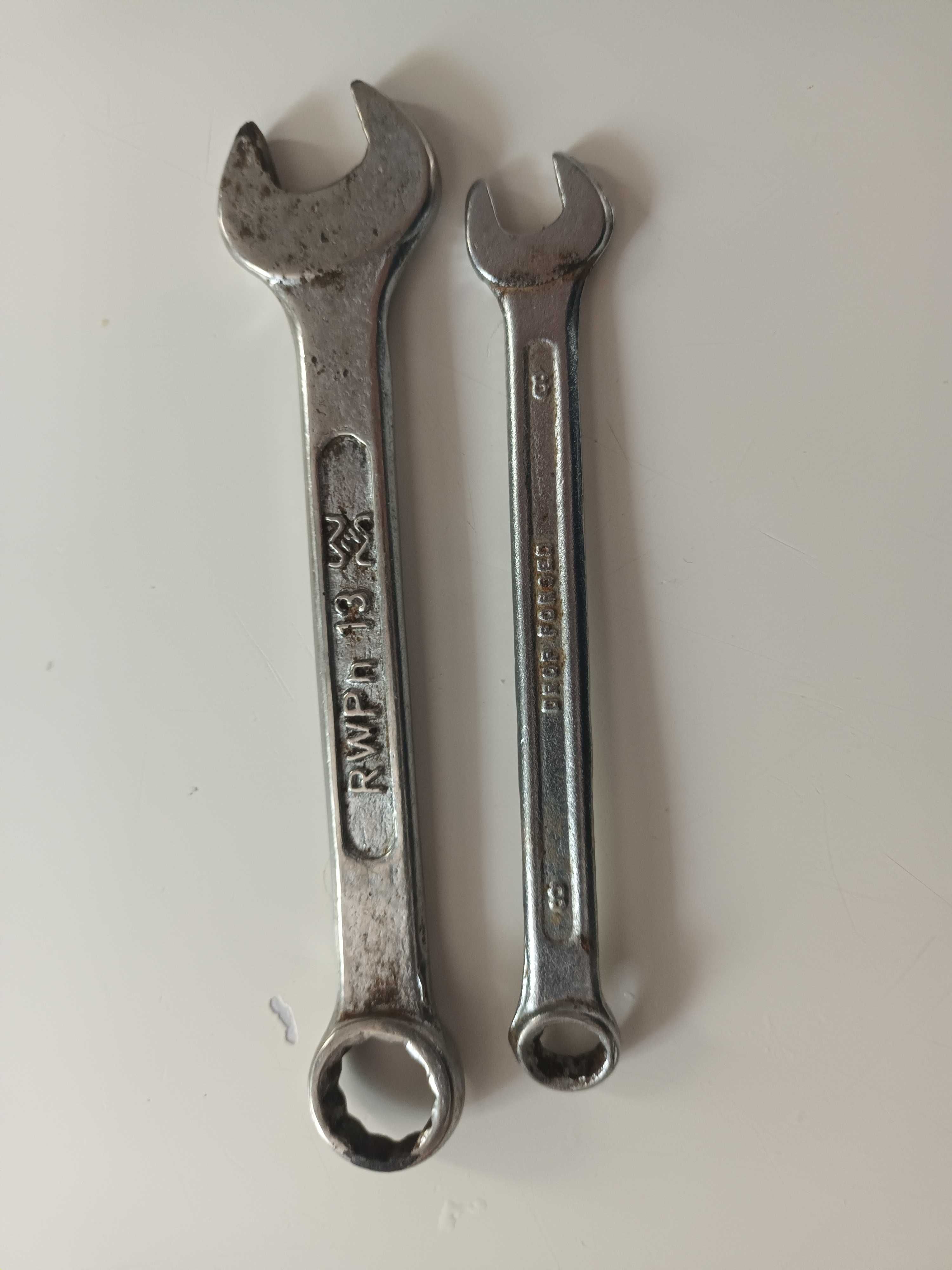 Dwa klucze, narzędzia