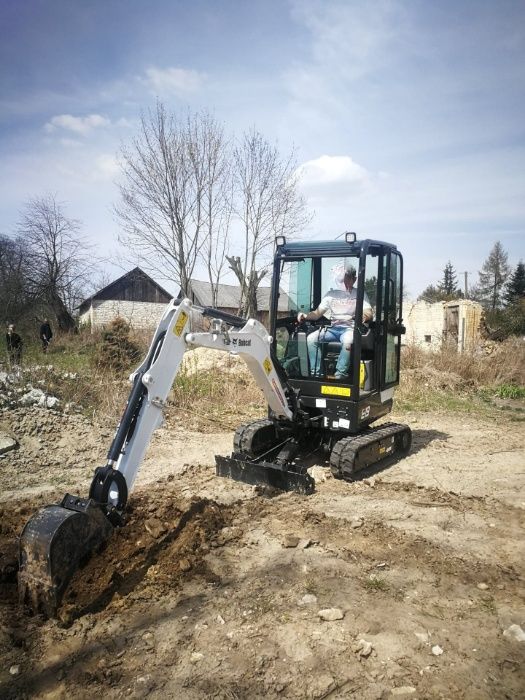 Usługi koparko-ładowarką, minikoparką, roboty ziemne, niwelacja terenu