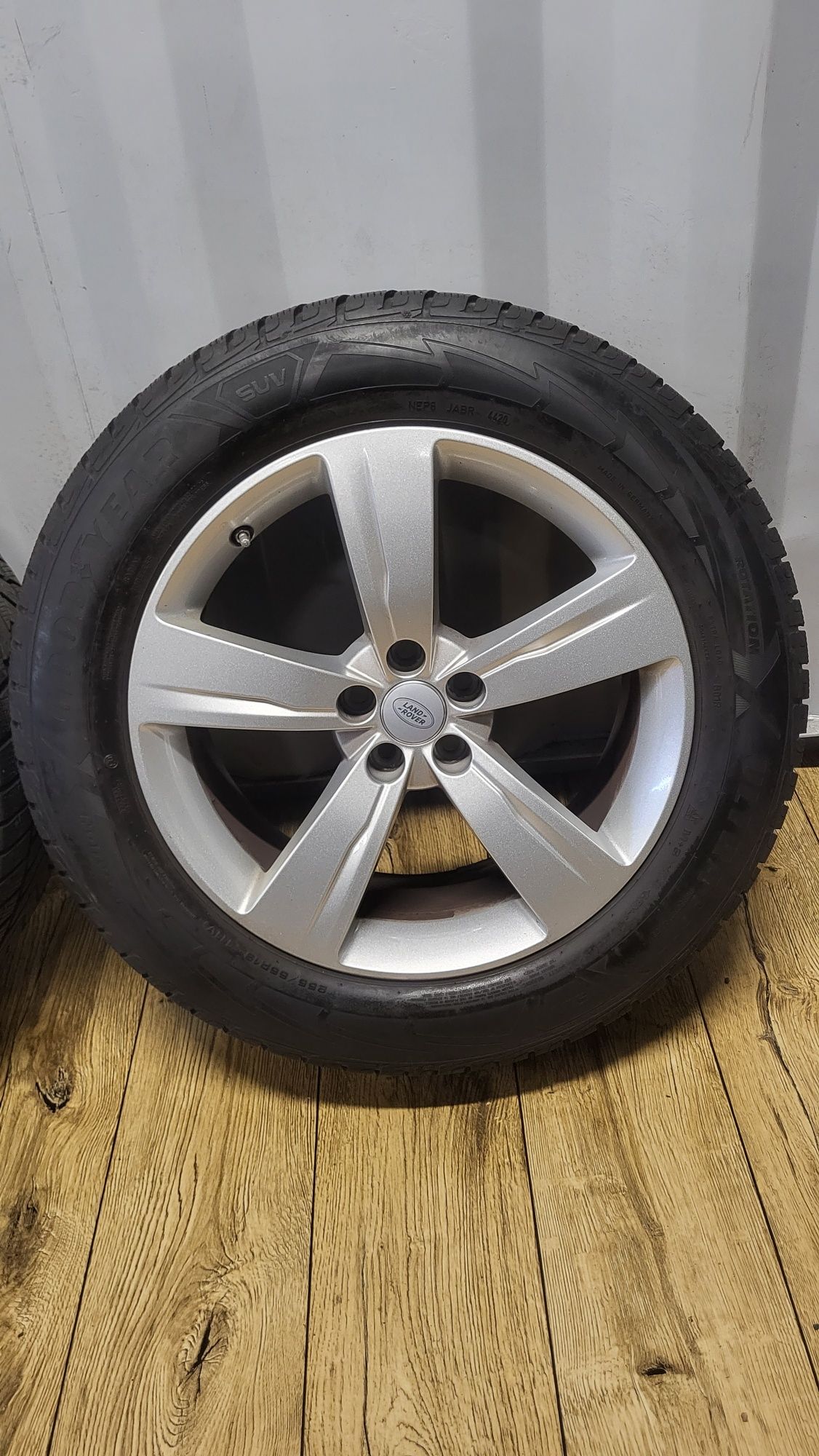 Felgi Land Rover 19" z oponami 255/55 R19 Range Velar Kuga Volvo XC90