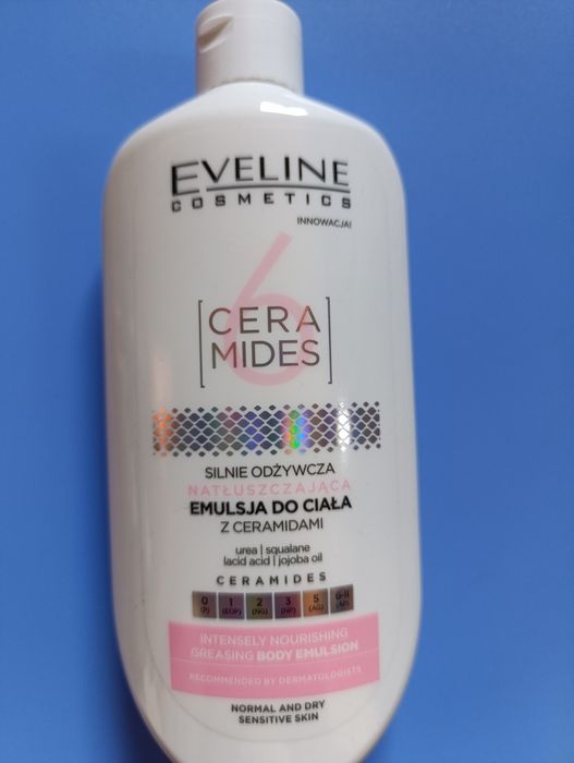 Natłuszczajaca emulsja do ciała Ceramides firmy Eveline