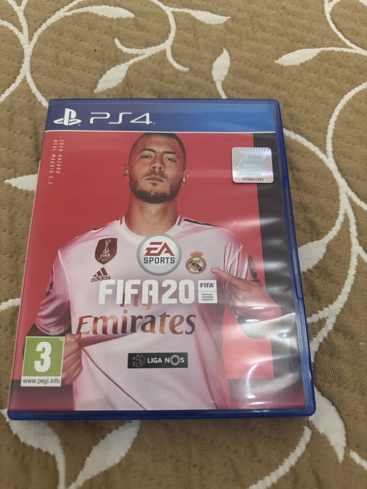 PlayStation 4 + dois comandos + 5 jogos