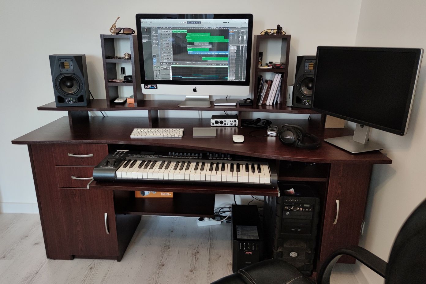 Стіл для студії звукозапису, комп'ютерний стол, крісло