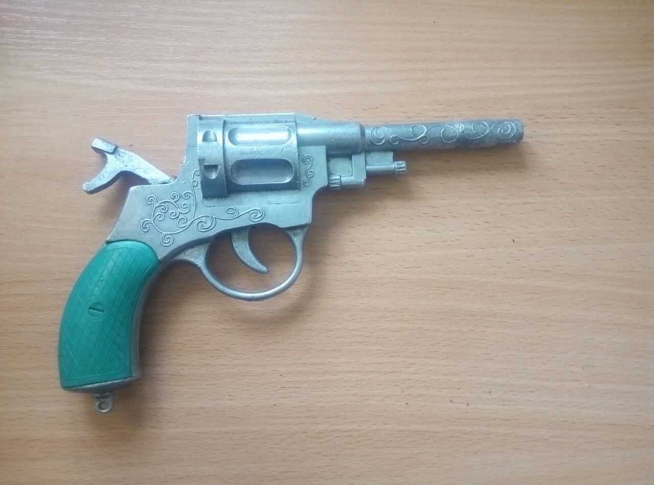 Игрушечный металический пистолет - револьвер из ссср
