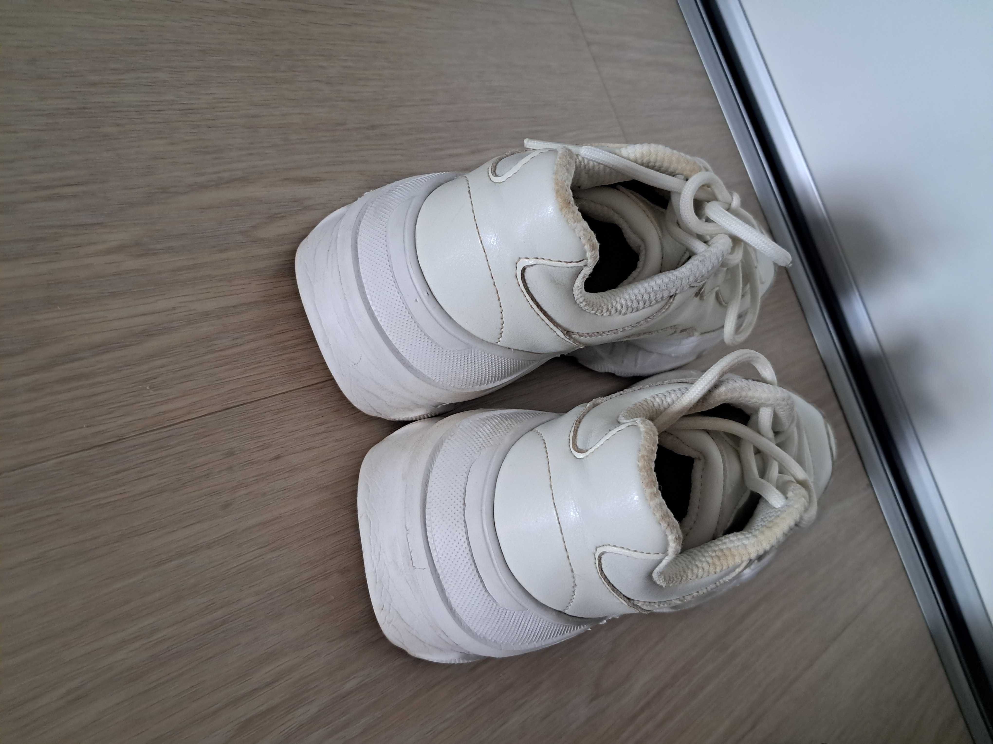 Białe buty damskie