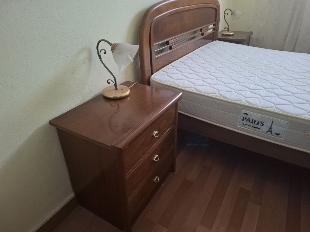 Cama com colchão e mesas de cabeceira