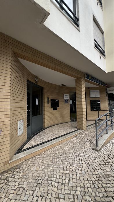 T1 Algueirão-Mem Martins (3min a pé do comboio/prédio novo)